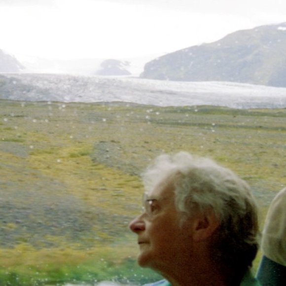 Hér kemur falleg mynd af Elísabetu Jóhannesdóttur í ferð með eldriborgurum um suðurland, Elísabet flutti til Íslands ung kona frá Þýskalandi og hafði alltaf gaman að ferðast, hún tók stundum barnabörnin sín með sem nutu góðs af fróðleik hennar, Elísabet á alla sína afkomendur hér á Íslandi.