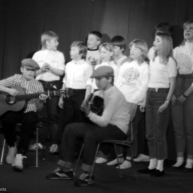 Hér kemur mynd frá árshátíð í Grunnskólanum Grundarfirði. Það má þekkja nokkra krakkana á myndinni en okkur vantar nokkur nöfn, svo gátan til ykkar er hvaða krakkar eru þetta og hvað ár er myndin tekin?