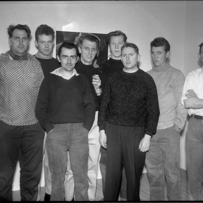 Það væri gaman af hvaða bát eða skipi þessir menn eru af? Og einnig hvaðan þeir eru og í hvaða tilefni Bæring hefur tekið þessa mynd. Aðalsteinn Friðfinnsson átti þessa sömu mynd í albúmi og eru nöfn manna skrifuð aftan á myndina. Ef einhver veit meira um þessa mynd þá endilega að hafa samband við grundarfordur@grundarfjordur.is eða olga@grundarfjordur.is  Frá vinstri Indriði Guðjónsson 3 vélstjóri, Erling Magnússon, Örlygur Pétursson vélamaður, Jón Ragnarsson háseti, Hörður Jóhannsson, Friðrik Jónsson 1 stýrimaður, Hlöðver Jónsson háseti og Jóhann Guðmundsson aðstoðar Matsveinn.