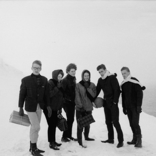 Þessir krakkar voru í skóla í Stykkishólmi og voru að fara heim í páskaf´ri. Ferðin heim tók þrjá daga. Dagur 1, komust að Kolgröfum, dagur 2, fengu trillu til að flytja sig til Grundarfjarðar, dagur 3, Bæi keyrði þau að Búlandshöfða og þau gengu fyrir Höfðann og voru sótt þangað. Á meðan þau voru mynduð þá féll snjóflóð fyrir aftan þau.  Frá vinstri: Egill Þórðarson f´rá Ólafsvík, Vilborg Kristjónsdóttir frá Gilbakka, Valdimar Jörgenssen frá Hellnum, Kristín Karlsdóttir frá Rifi, Sigurður Pétur Jónsson f´ra Ártúni, Þórir Ágúst Þorvarðarson frá Jaðri Hellissandi