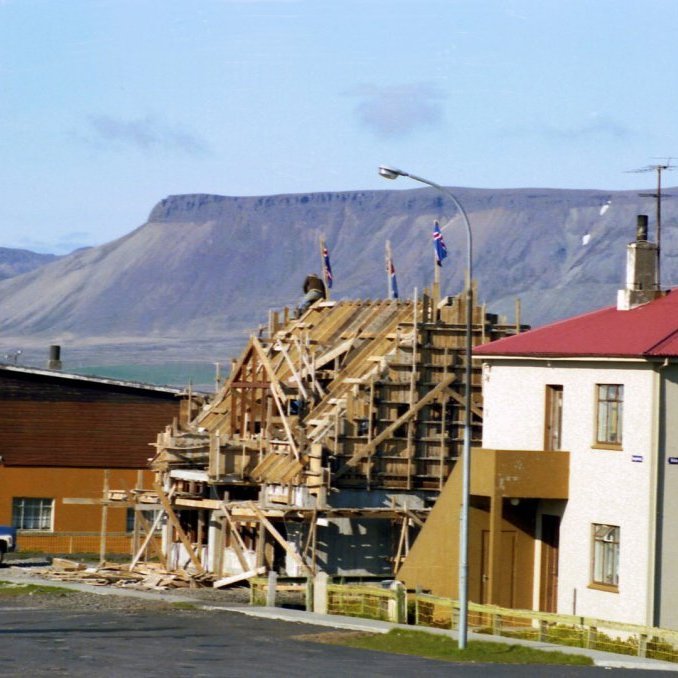 Ýmislegt hefur breyst þarna á Borgarbrautinni síðan þessi mynd er tekin, þarna eru Óli og Emma búin að reisa húsið sitt á Borgarbraut 7 sem þau Gunni og Selma Rut eiga núna.
