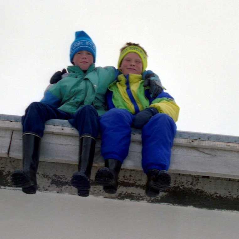 Tveir vinir sitja saman á húsþaki, seinna hafa þeir oft farið á húsþök sem smiðir. Félagarnir Elvar Þór Alfreðsson og Hermann Geir Þórsson.