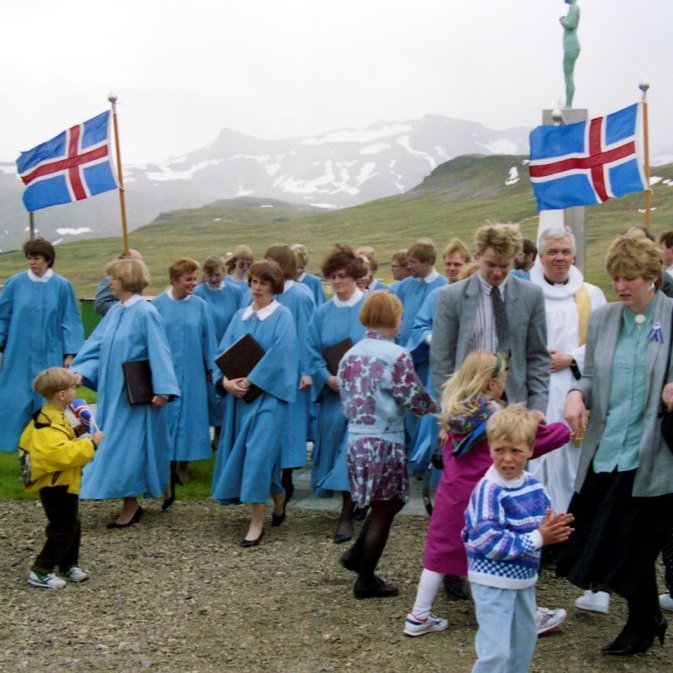 Að lokinni sjómanna guðþjónustu er hefðin að ganga að styttunni Sýn (listamaðurinn/myndhöggvarinn er Steinunn Þórarinsdóttir) og leggja þar minningar krans til minningar um látna sjómenn. Lengst til hægri á myndinni eru þau Hafsteinn Garðarsson og Guðbjörg Jenný Ríkarðsdóttir með syni sína þá Garðar og Tryggva, lengst til vinstri á myndinni er Ragnheiður Skarphéðinsdóttir. Sóknarprestur grundfirðinga séra Jón Þorsteinsson er á myndinni að koma frá Sýn, næst honum er Guðlaugur Albertsson, kórfélagar kirkjukórs Grundarfjarðar koma þar fyrir aftan, Hallgrímur Magnússon, Sveinn Sigmundsson, Kristján Guðmundsson, Gísli Björnsson, Oddrún Sverrisdóttir, Alda Sæunn Björnsdóttir, Olga Sædís Einarsdóttir, Ólöf Hildur Jónsdóttir, Jóhanna Halldórsdóttir, Bryndís Ágústa Svavarsdóttir, Sunna Njálsdóttir, Jensína Guðmundsdóttir, Ragnheiður Þórarinsdóttir og Emilía Karlsdóttir.