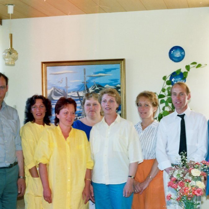 25 ára fermingar hittingur. Samkvæmt ártali á myndinni er hún tekin 16.08.1986. Fermingarsystkinin eru fædd árið 1947 og fermdust í Setbergskirkju árið 1961. Talið frá vinstri Þórarinn Gunnarsson, Auður Elimarsdóttir, Birna Ragnheiður Pétursdóttir, Jóhanna Kristín Kristjánsdóttir, Laufey Jeremíasardóttir, Svava Guðmundsdóttir, Kristinn Guðni Jóhannsson og Jóna Guðrún Guðmundsdóttir.