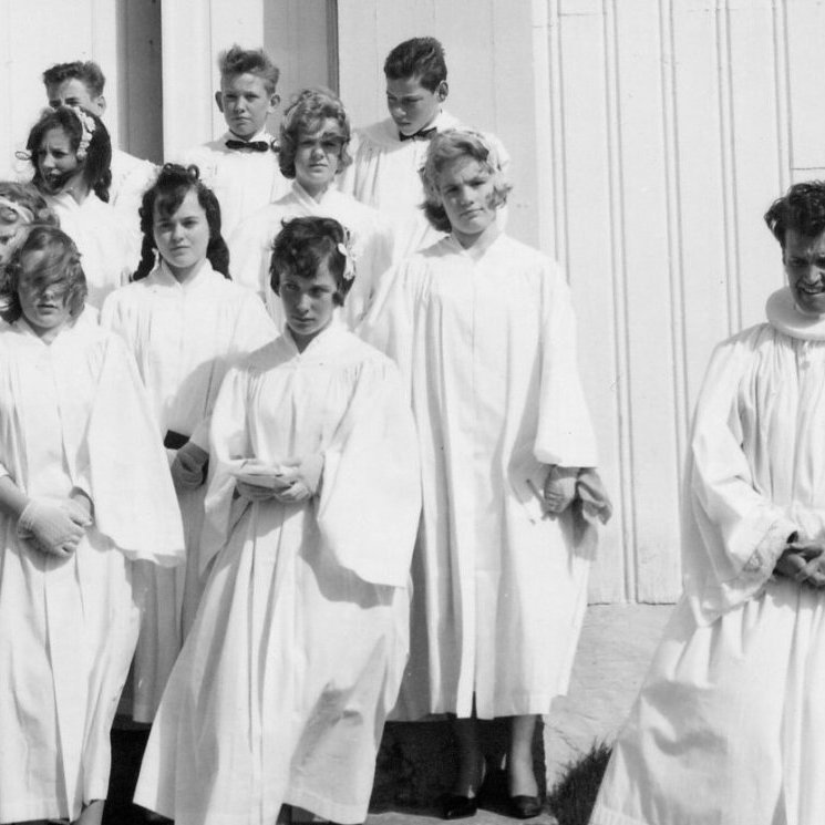 Ferming í Setbergskirkju árið 1961, fermingarbörnin eru fædd árið 1947. Grundarfjarðar og Setbergssóknar séra Magnús Guðmundsson er þarna með fermingarhópinn sinn fyrir utan Setbergskirkju. Talið efsta röð frá vinstri Hallgrímur Hallgrímsson, Kristinn Guðni Jóhannsson, Þórarinn Gunnarsson, næst aftast standa þær saman Auður Elimarsdóttir og Jónína Guðrún Guðmundsdóttir, síðan standa þrjár fermingarsystur saman þær Laufey Jeremíasdóttir, Birna Ragnheiður Pétursdóttir og Vilborg Karlsdóttir. Fremstar eru síðan þær Jóhanna Kristín Kristjánsdóttir og Svava Guðmundsdóttir.