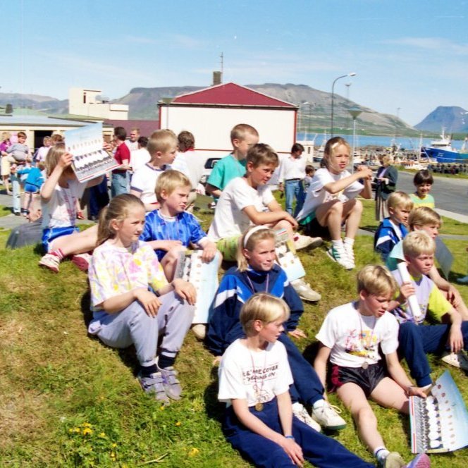 Búnaðarbanka sumardagur og kepptu kraka úr UMFG í hlaupi. Á myndinni má þekkja marga hlaupagarpa með medalíurnar sínar og plakat af íslenska landsliðinu.