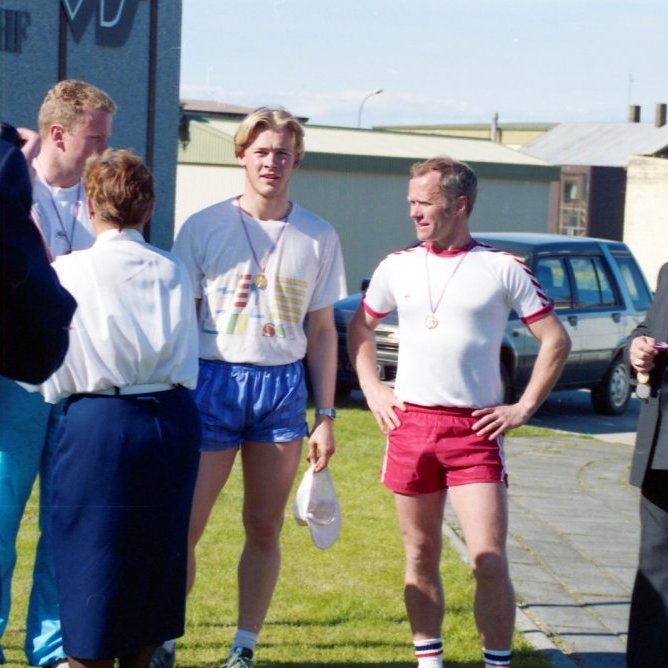 Nokkrir hressir í Búnaðarbanka hlaupinu. Bankastjóri Búnaðarbanka útibús númer 0321 Leifur Jósteinsson, Pétur Guðráð Pétursson, Halldór Sigurjónsson og Geirmundur Vilhjálmsson. Jensína Guðmundsdóttir afhendir þeim medalíur og Olga Sædís Einarsdóttir tekur myndir en þær voru starfsmenn Búnaðarbankans.