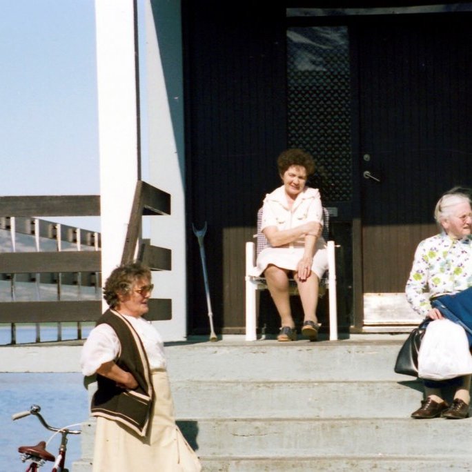 Á góðum sumardegi árið 1982 eru vinkonur að spjalla saman á Grundargötu 18.                                                                         Frá vinstri Bára Hallgrímsdóttir, Ingibjörg Kristjánsdóttir húsráðandi á númer 18 og Halla Halldórsdóttir. Allar bjuggu þær við Grundargötuna.