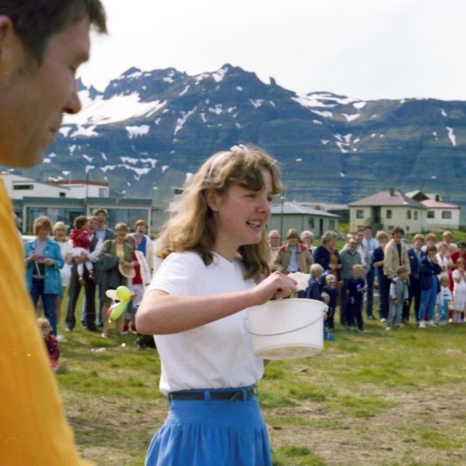 Sjómannadagur, skemmtun í gangi árið 1982.  Ási Clausen og Jóhanna Rós Friðgeirsdóttir.