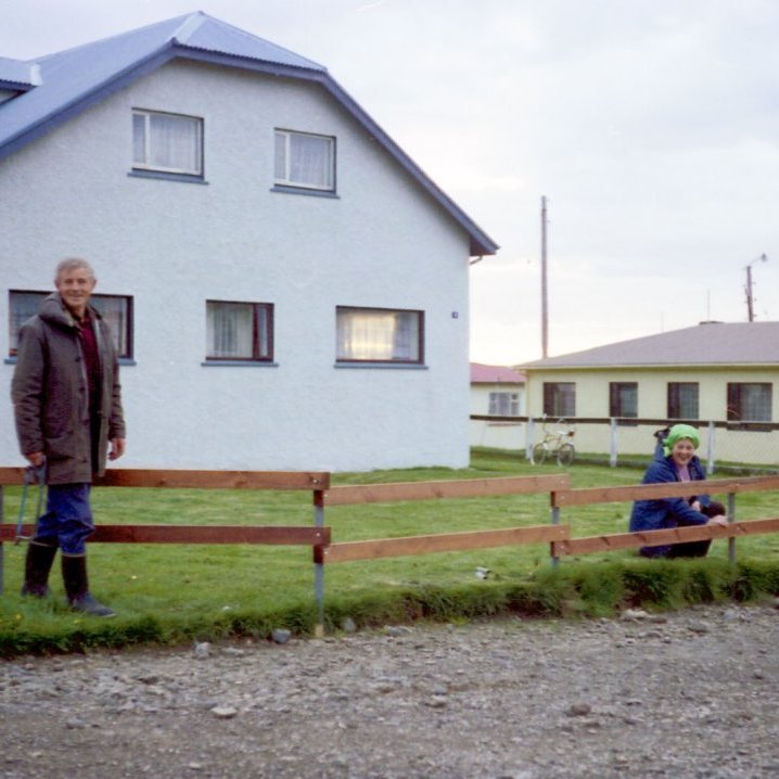 Fyrir framan Borgarbraut 6 eru hjón að vinna í garðinum sínum og spjalla saman fjölskyldan.                                                                                                           Hinrik Elbergsson, Ragnheiður Ásgeirsdóttir og Ásgerður Guðmundsdóttir (Hinni, Ragga og Ása).                                                                                            Árið er 1976.