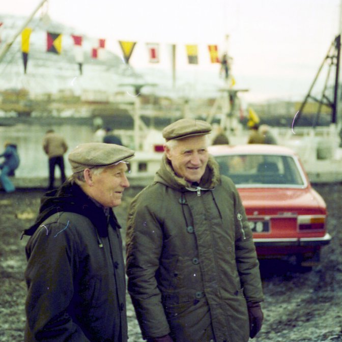 Suðurgarður, sjómannadagurinn 1977. Finnur Sveinbjörnsson frá Spjör og Sigurjón Halldórsson frá Norður-Bár.
Árið er 1977.
