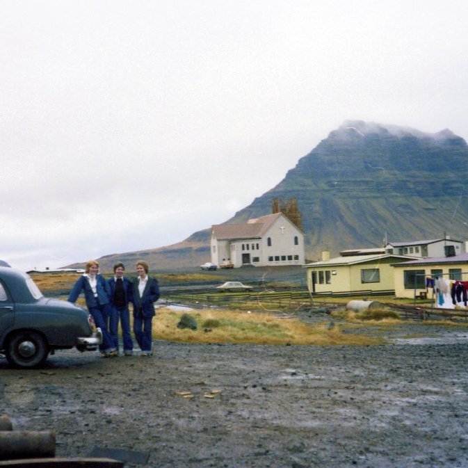 Fyrir ofan Hlíðarveg og fyrir neðan verkstæði Bærings, núna Smiðjustígur. Auður Ragnarsdóttir, Helga Grímsdóttir og Linda Gunnarsdóttir. Árið er 1978