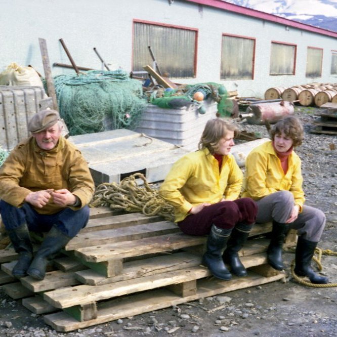 Fyrir framan Grund (Fiskverkun Soffaníasar) Elberg Guðmundsson, Ásdís Hinriksdóttir og Sigríður Magnúsdóttir.  Árið er 1976