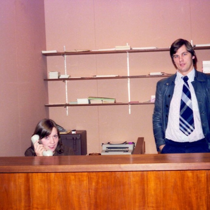 Á skrifstofu Eyrarsveitar, hreppsskrifstofunni, eins og hún nefndist þá: Sigríður Gísladóttir og Árni Emilsson sveitarstjóri. Árið er 1978.