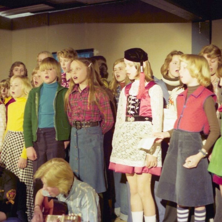 Grunnskóli Eyrarsveitar: Fremst með gítara eru Helga Grímsdóttir og Kristín Anna Alfreðsdóttir. Aftar, frá vinstri: Björg Ágústsdóttir, Elínrós Margrét Jónsdóttir, Matthildur Ingólfsdóttir, Soffía Karlsdóttir,  Magnús Snorri Magnússon, Hildur Mósesdóttir, Brynhildur Ólafsdóttir,  Svanborg Tryggvadóttir, Arna Árnadóttir, Hrönn Harðardóttir, Jófríður Anna Jónsdóttir, Guðrún Magnúsdóttir, Sólrún Halldórsdóttir og Ragnheiður Elísdóttir. Árið er 1977.