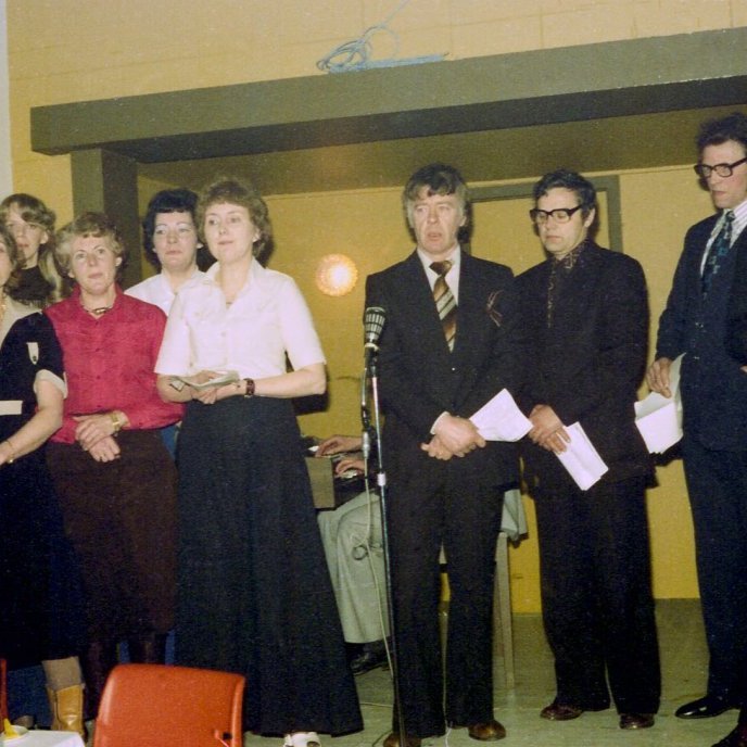 Samkomuhús Grundarfjarðar Kona óþekkt, Sigríður Anna Þórðardóttir, Guðný Ingibjörg Hjartardóttir, Helga Gunnarsdóttir, Marta Kristín Böðvarsdóttir, Grímur Haraldsson, Guðni Gústafsson, Kristján Torfason og Njáll Gunnarsson. Árið er 1978.