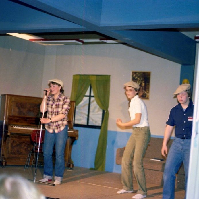 Grunnskóli Eyrarsveitar: Hrönn Harðardóttir, Orri Árnason og Þorsteinn Friðfinnsson. 
Árið er 1978.