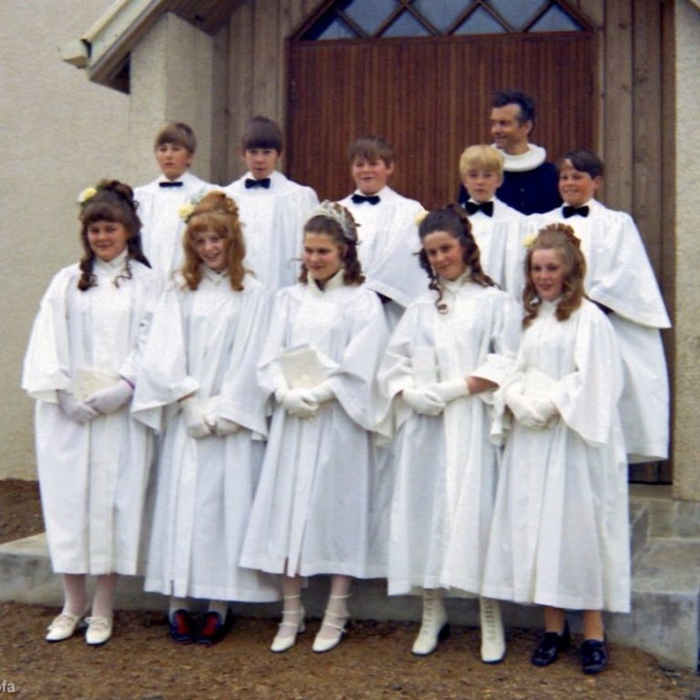 Grundarfjarðarkirkja – ferming árgangur 1957                                                                                                                            Aftari röð: Hans Guðni Friðjónsson, Guðmundur Smári Guðmundsson, Kristberg Jónsson, Björn Karl Þórðarsson, séra Magnús Guðmundsson,  Halldór Páll Halldórsson                                                                                    fremri röð: Margrét Hjálmarsdóttir, Kristín Guðríður Jóhannsdóttir, Bára Bryndís Vilhjálmsdóttir, Guðrún Gísladóttir og Bryndís Gyða Ström.                                                                                                                                          Árið er 1971