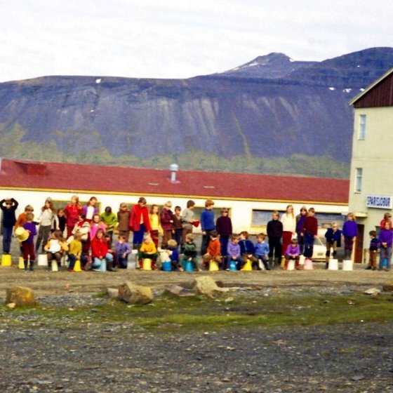 Grundarfjörður hreint þorp, börn í ruslatýnslu ferð um þorpið. Börn fædd á árunum 1960-1967                                                                                                                                                       Árið er 1972