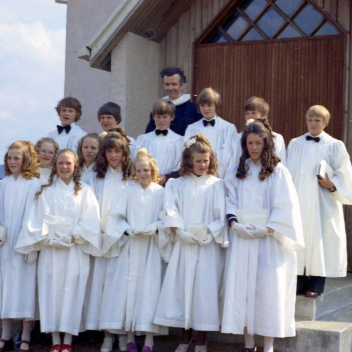 Grundarfjarðarkirkja – ferming árgangur 1958                                                                                                           Aftari röð: Valdimar Þorvarðarson, Stefán Gunnar Tómasson,  Guðjón Elisson,                 séra Magnús Guðmundsson, Hjálmtýr Sæmundur Halldórsson, Guðjón Árni Þórólfsson, Hjörtur Rósmann Jónsson                                                                                                                       fremri röð: Sigríður Herdís Ólafsdóttir, Dagný Jeremíasdóttir, Guðmunda Inga Forberg,             Lína Björk Sigmundsdóttir, Valgerður Gísladóttir, Elín Katla Elíasdóttir,  Sigrún Edda Hringsdóttir og Sigríður Högnadóttir.                                                                                                                                                Árið er 1972