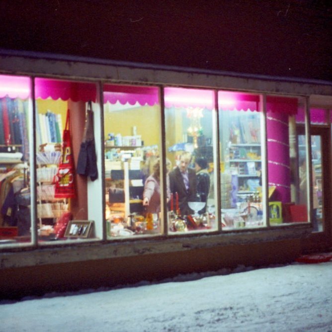 Verslunin Grund – Jólagluggi verslunarinnar jólin 1971                                                                       Árið er 1971
