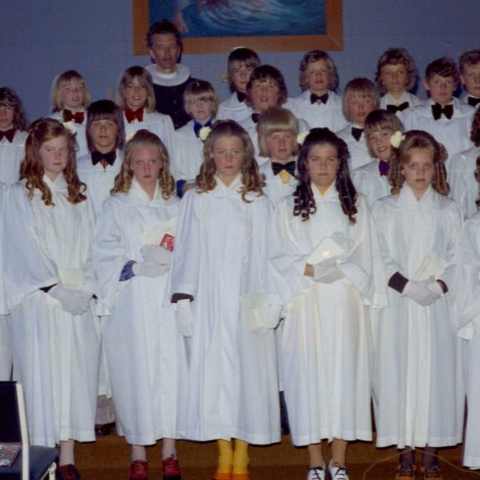 Grundarfjarðarkirkja - ferming árgangur 1959                                                                                                       Trausti Grundfjörð Björgvinsson, Ólafur Jón Guðmundsson, Emil Emilsson,                    Victor Ívar Ström, séra Magnús Guðmundsson, Sigmundur Magnús Elíasson, Sævar Pálsson, Kristbjörn Rafnsson, Hinrik Hringsson, Sigurþór Þórólfsson, Lárus Guðbjörn Þorvarðarsson,     Svanur Guðmundsson, Sigurbjörn Magnússon, Jón Sigurðsson, Óskar Arnórsson,  Jens Kristján Jensson                                                                                                                              fremri röð: Steinunn Hrund Jóhannsdóttir, Jóna Björk Ragnarsdóttir, Jóhanna Guðmundsdóttir, Hafdís Gísladóttir, Hjördís Fríða Jónsdóttir, Harpa Karlsdóttir og Vilborg Jónsdóttir.                                                                                                                                            Árið er 1973