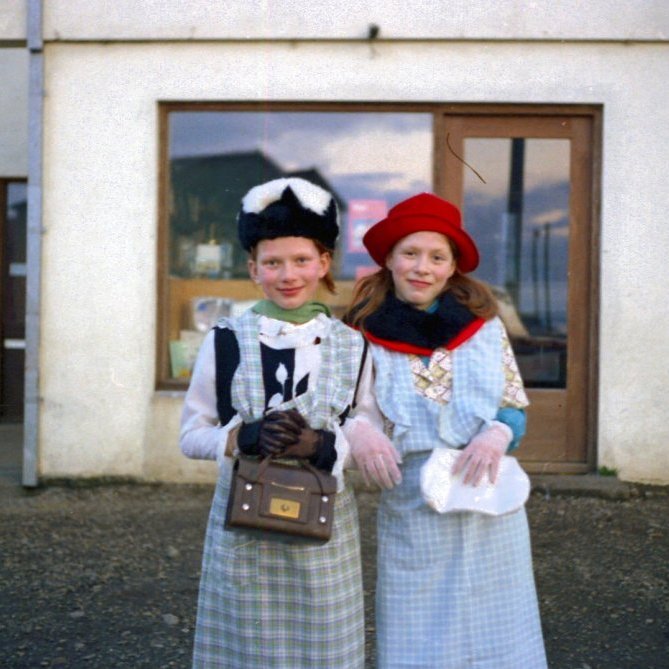 Grundfirskar vinkonur að leik                                                                                                                Árdís Sigmundsdóttir og Hrönn Júlíusdóttir                                                                                 Árið er 1973.