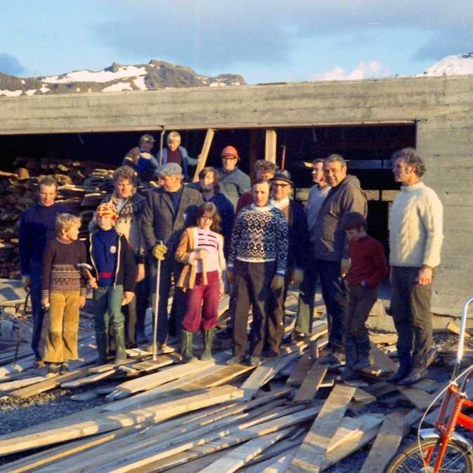 Grunnskóli Grundarfjarðar – félagar úr Lionsklúbbi Grundarfjarðar vinna við nýbyggingu skólans.                                                                                                                                 Njáll Gunnarsson, Geirmundur Vilhjálmsson, Hannes Vilhjálmsson, Vilhjálmur Pétursson, Guðmundur Runólfsson, Helga Grímsdóttir, Ragnar Kristjánsson, Grímur Haraldsson, Þorkell Sigurðsson, Sigurberg Árnason, Hjálmar Gunnarsson og Þorkell Gunnarsson.                                                                                                                                            Árið er 1973.