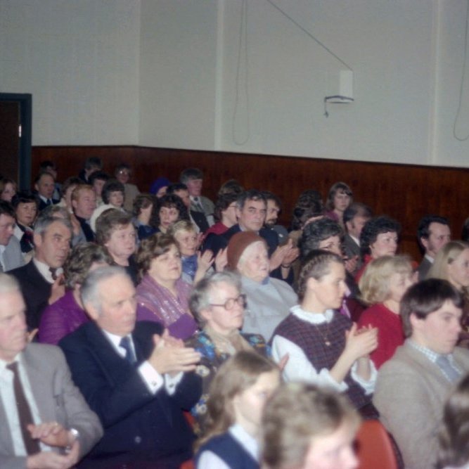 Hátíð í samkomuhúsi Grundarfjarðar árið 1982. Bæjarbúar fjölmenntu á skemmtunina enda löngu fyrir tíma samkomutakmarkana. Þarna má þekkja marga Grundfirðinga sem of langt væri að telja upp.