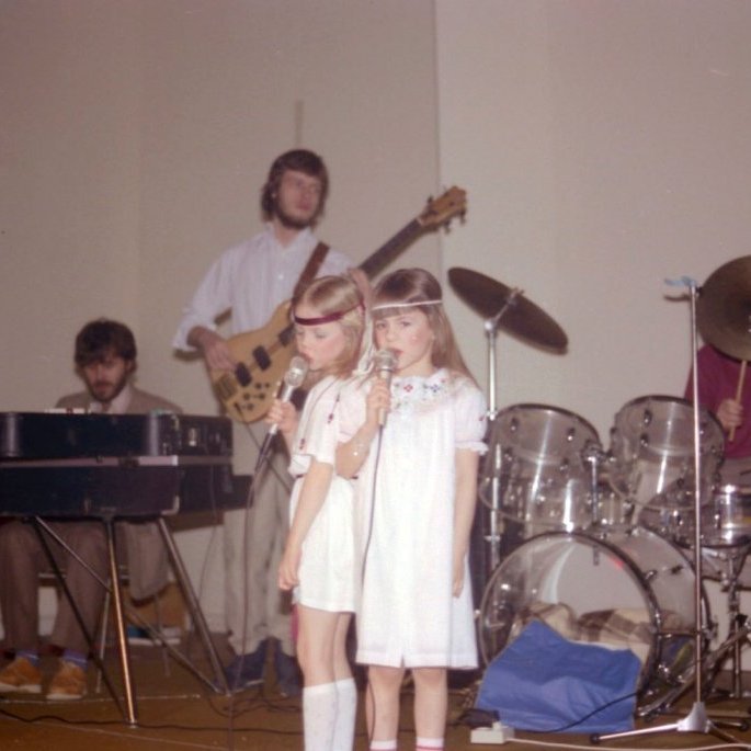 Hátíð í samkomuhúsi Grundarfjarðar árið 1982. Þarna stigu á sviðið ungar söngkonur og eru örugglega að taka Abba lag. Þorgerður Sólveig Jónsdóttir og Sigríður Rut Júlíusdóttir.