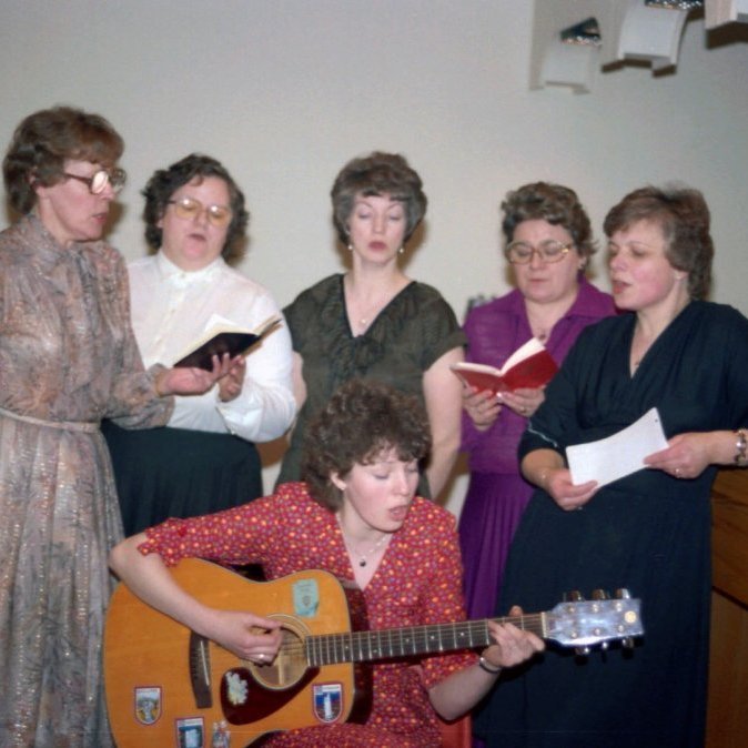 Góugleði Kvenfélagsins Gleym mér ei Grundarfirði í samkomuhúsinu árið 1982.  Aðalheiður Magnúsdóttir, Rósa Sigurþórsdóttir, Kristín Friðfinnsdóttir, Guðmunda Hjartardóttir, Jensína Guðmundsdóttir og Emilía Karlsdóttir spilar á gítarinn.