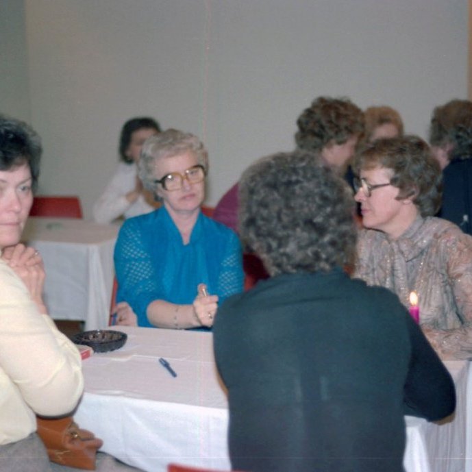 Góugleði Kvenfélagsins í samkomuhúsinu árið 1982. Frá vinstri Gróa Herdís Guðjónsdóttir, Guðbjörg Kristjánsdóttir og Aðalheiður Magnúsdóttir.