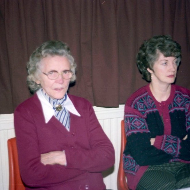 Góugleði Kvenfélagsins Gleym mér ei í samkomuhúsinu árið 1982.  Valgerður Skarphéðinsdóttir frá Kirkjufelli og Kristín Friðfinnsdóttir, tengdadóttir Valgerðar.