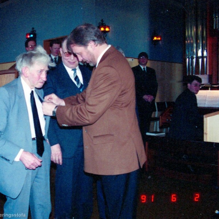 Bæring Cecilsson heiðraður á sjómannadaginn fyrir störf sín sem sjómaður en hann var lengst af vélstjóri á Grundfirðing hjá Soffaníasi bróður sínum.