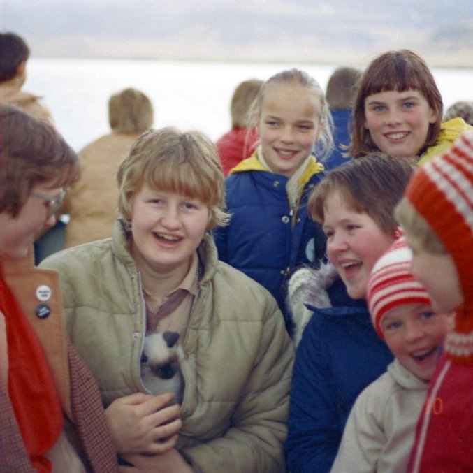 Á þessari mynd er Helga Fríða Tómasdóttir með fallegan síamskött sem krökkunum þykir gaman að skoða, þekkja má Guðrún Kristjánsdóttir, Sigurdís Gísladóttir og Sjöfn Sverrisdóttir.