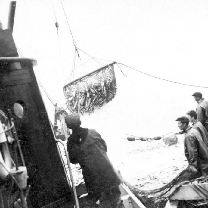 Áhöfnin á Grundfirðing ll að háfa síld úr síldarnótinni gaman væri að fá nöfnin á sjómönnunum sem eru þarna í nótarbátnum og þeim sem er að hífa. grundarfjordur@grundarfjordur.is