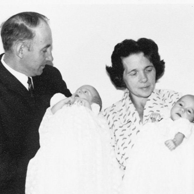 Guðmundur Runólfsson og Ingibjörg Kristjánsdóttir skíra tvíburana sína þau Unnstein og Maríu Magdalenu.