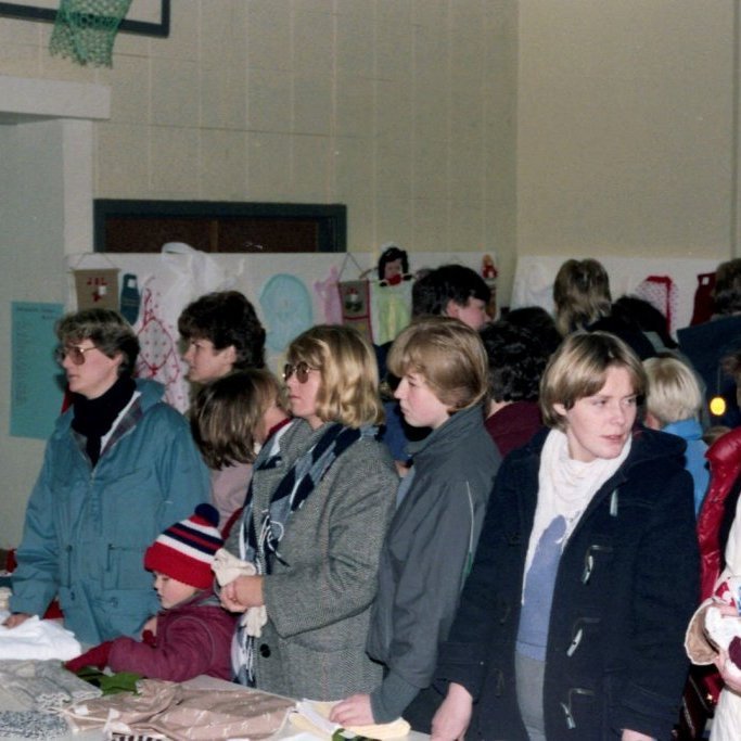 Jólabasar Kvenfélagsins. Þekkja má Pálínu Gísladóttur, Huldu Valdimarsdóttur, Valdísi Ásgeirsdóttur, Ásdísi Garðarsdóttur, Ragnheiði Þórarinsdóttur, Ernu Hlín Þórðardóttur, Ólafíu Hjálmarsdóttur og Jenný Ríkharðsdóttur.