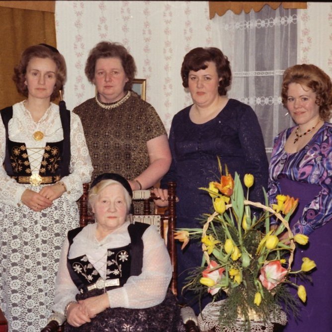 Kvenfélagskonur á stórafmælisdegi Ólafar á Hömrum. Nöfn: Áslaug Sigurbjörnsdóttir, Helga Þóra Árnadóttir, Björk Guðlaugsdóttir, Bára Bergmann Pétursdóttir og afmælisbarnið Ólöf Þorleifsdóttir.