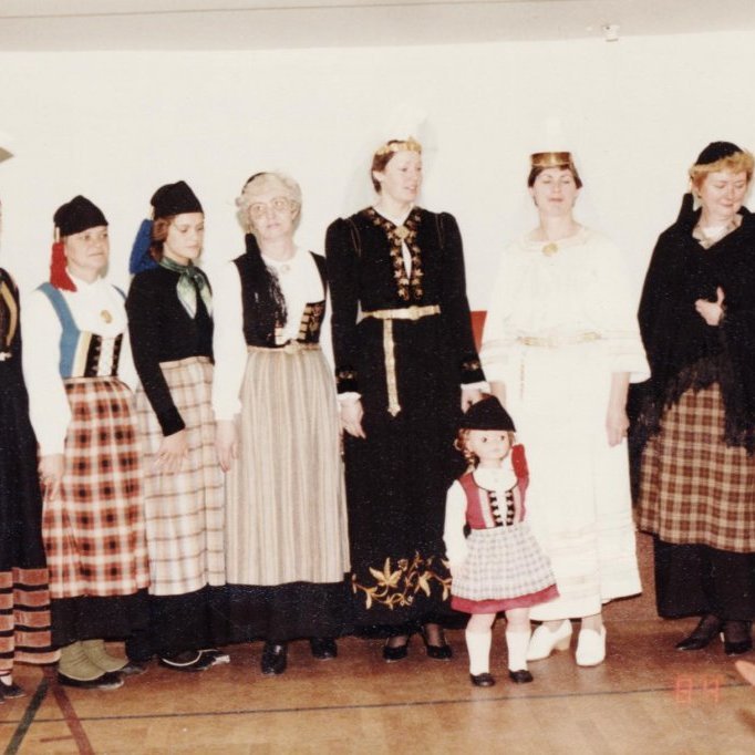 Kvenfélagskonur sýna þjóðbúninga.  Olga Sædís Aðalsteinsdóttir, Guðbjörg Guðmundsdóttir, Ingibjörg Þórólfsdóttir, Guðbjörg Kristjánsdóttir, Emilía Karlsdóttir, Svandís Jeremíasdóttir, Marta Böðvarsdóttir og Sigrún Jónsdóttir kirkjulistakona.