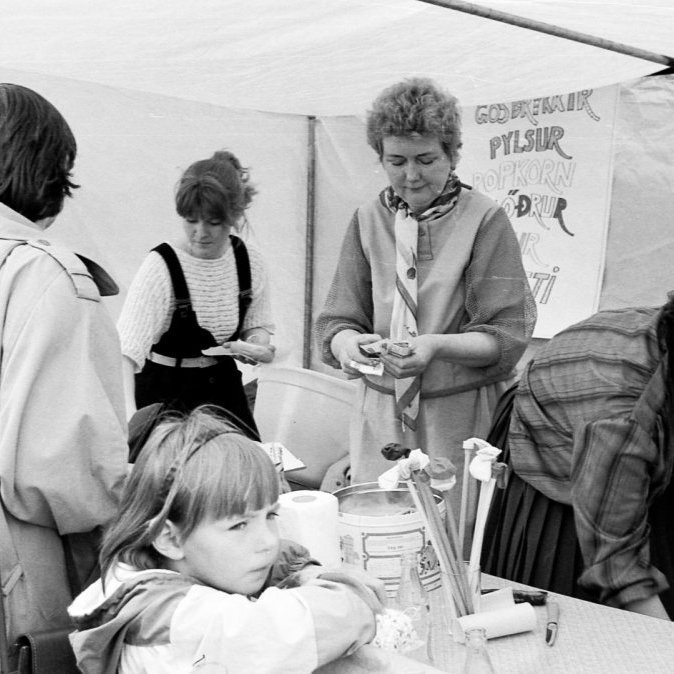 Kvenfélagskonur í sölutjaldi, allur ágóði af sölunni rann í orgelsjóð fyrir Grundarfjarðarkirkju. Stúlkan fremst á myndinni er Helga Pétursdóttir. Kvenfélagskonurnar eru Olga Sædís Aðalsteinsdóttir, Marta Böðvarsdóttir og Helga Gunnarsdóttir.