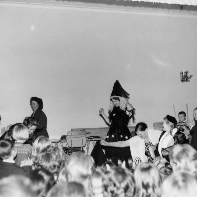 Barnaskemmtun árið 1965. Þekkja má Elínu Valdimarsdóttur, Áslaugu Sigurbjörnsdóttur, Þórdísi Þorbjörnsdóttur og Elnu Bárðarson.