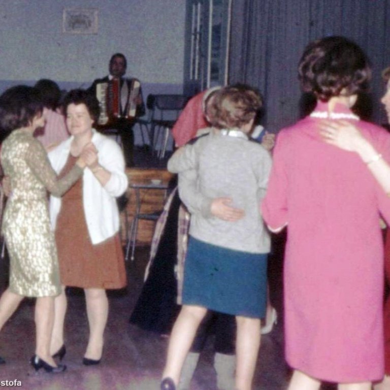 Kvenfélagsskemmtun, líklega Góugleði í samkomuhúsinu. Þekkja má Aðalheiði Magnúsdóttur, Ólöfu Pétursdóttur, Valgerði Haraldsdóttur og á harmonikkuna spilar Kalli Færeyingur.