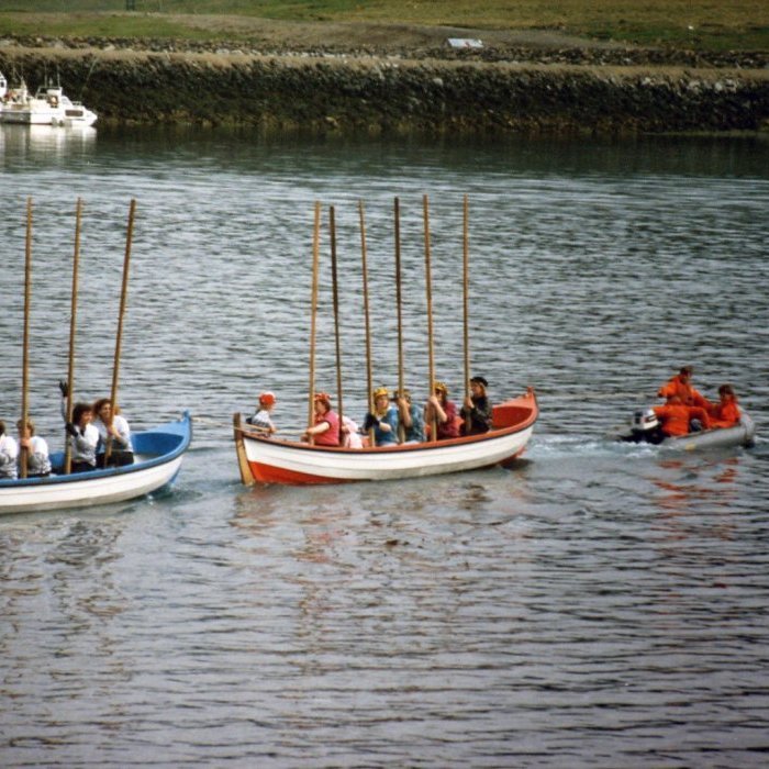 Um nokkura ára skeið áttu Grundfirðingar kappróðrarbátana Svan og Sindra. Var mikil stemming og keppnishugur í róðrarkeppnum á bátunum. Það vantaði ekki keppnisskapið þegar keppt var í kararóðri líka, fyrir og eftir tíma bátanna, en það er ólíkt glæsilegra að horfa á kappróðrarbáta en fiskikör. Vitnað í viðtal við Jón Frímann Eiríksson, sem kom að sjómannadeginum í Grundarfirði í mörg ár. 