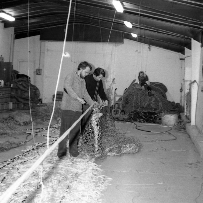 Hér eru þeir Lárus og Páll að störfum á netaverkstæðinu. Hringur Pálsson sveiflar sér á belg og skemmtir sér vel.