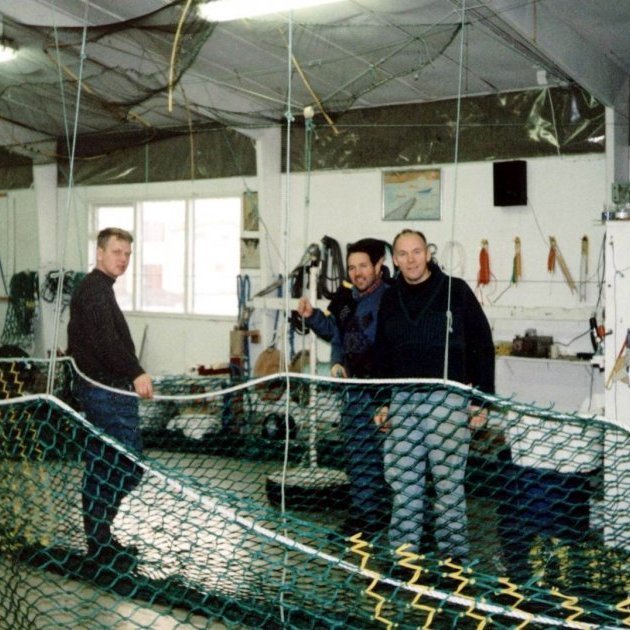 Á gamla netaverkstæðinu sem víkur brátt fyrir nýju og glæsilegu netaverkstæði á hafnarsvæðinu eru þeir félagar að störfum, frá vinstri, Hermundur Pálsson, Páll Guðmundsson og Ingi Þór Guðmundsson.