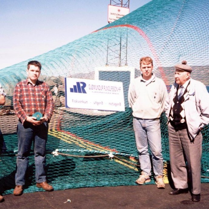 Guðmundur Runólfsson útgerðarmaður ásamt sonarsonum sínum, þeim Vigni Má Runólfssyni og Hring Pálssyni. Við hlið Guðmundar er starfsmaður netaverkstæðisins, Hermundur Pálsson.