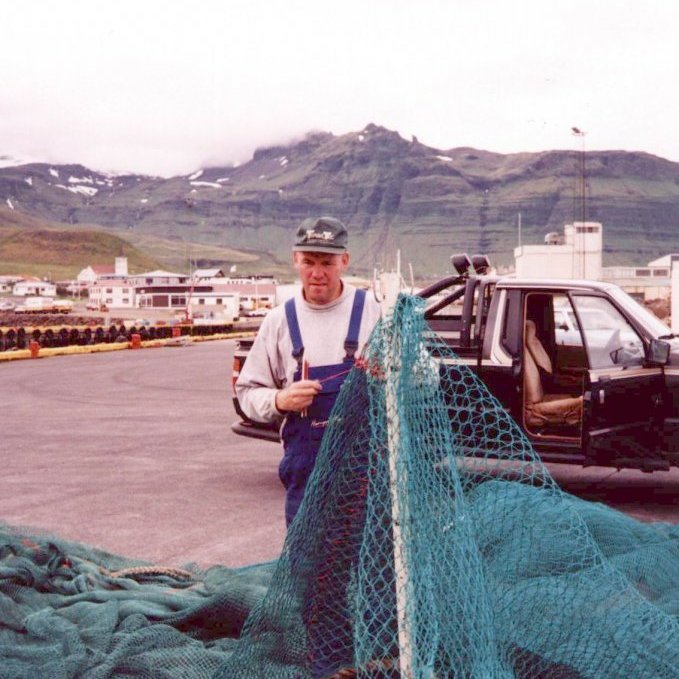 Ingi Þór Guðmundsson netagerðamaður í netaviðgerð á hafnarsvæðinu.