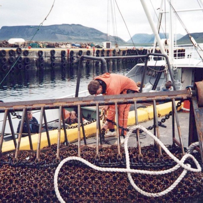 Heiðraður á sjómannadaginn 2022 var sjómaðurinn Bárður Rafnsson og eiginkona hans Dóra Aðalsteinsdóttir. Bárður var lengst af á Farsæl SH-30. Hann byrjaði sem unglingur á sjó, fyrst á trillu og bátum, og stundaði hann sjóinn ásamt því að vera með smá búskap. Bárður lék sér eins og börn í sjávarplássi við sjávarsíðuna sem var mest spennandi leiksvæði krakkanna.