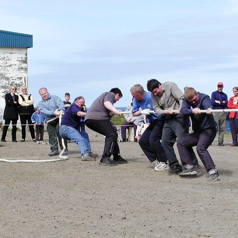Á sjómannadaginn er keppt í reiptogskeppni um Pétursbikarinn. Myndin sýnir Pétur Elisson ásamt félögum sínum á Runólfi SH eða Hring SH. Það lið var ekki líklegt til að tapa sem hafði Pétur á endanum. Pétur var ráðinn á Runólf SH 16. maí 1983, þá nýútskrifaður úr Vélskóla Íslands. Eftir að Runólfur var seldur og Hringur SH var keyptur fór Pétur yfir á hann. Pétur var því hjá fyrirtæki Guðmundar Runólfssonar mest alla starfsævi sína og sagði forstjóri fyrirtækisins í minningargrein að sem dæmi um hæfileika Péturs sem vélstjóra að aldrei hefði það skip sem Pétur var vélstjóri á þurft að hætta veiðum sökum vélarbilunar. Pétur varð bráðkvaddur við störf sín á sjónum um borð í Hring SH hinn 27. maí 2008 aðeins 47 ára gamall. Hann lét eftir sig eiginkonu, börn og stóran hóp fjölskyldu og vina.